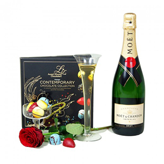Moet Deluxe Champagne Hamper image